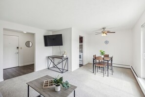 Dining - Midtown 3603 I Cozy & Comfy I Free Parking (Parma)