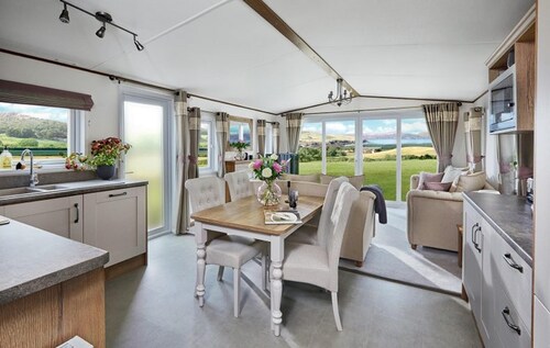 2 Bedroom Luxury Caravan pet Friendly Near Beach