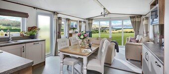 2 Bedroom Luxury Caravan pet Friendly Near Beach