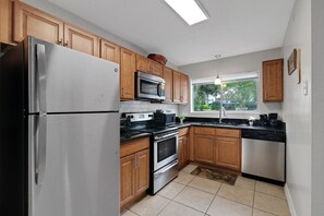 冷蔵庫、電子レンジ、オーブン、コンロ