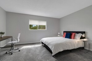 2 室のベッドルーム、デスク、アイロン / アイロン台、旅行用ベビーベッド