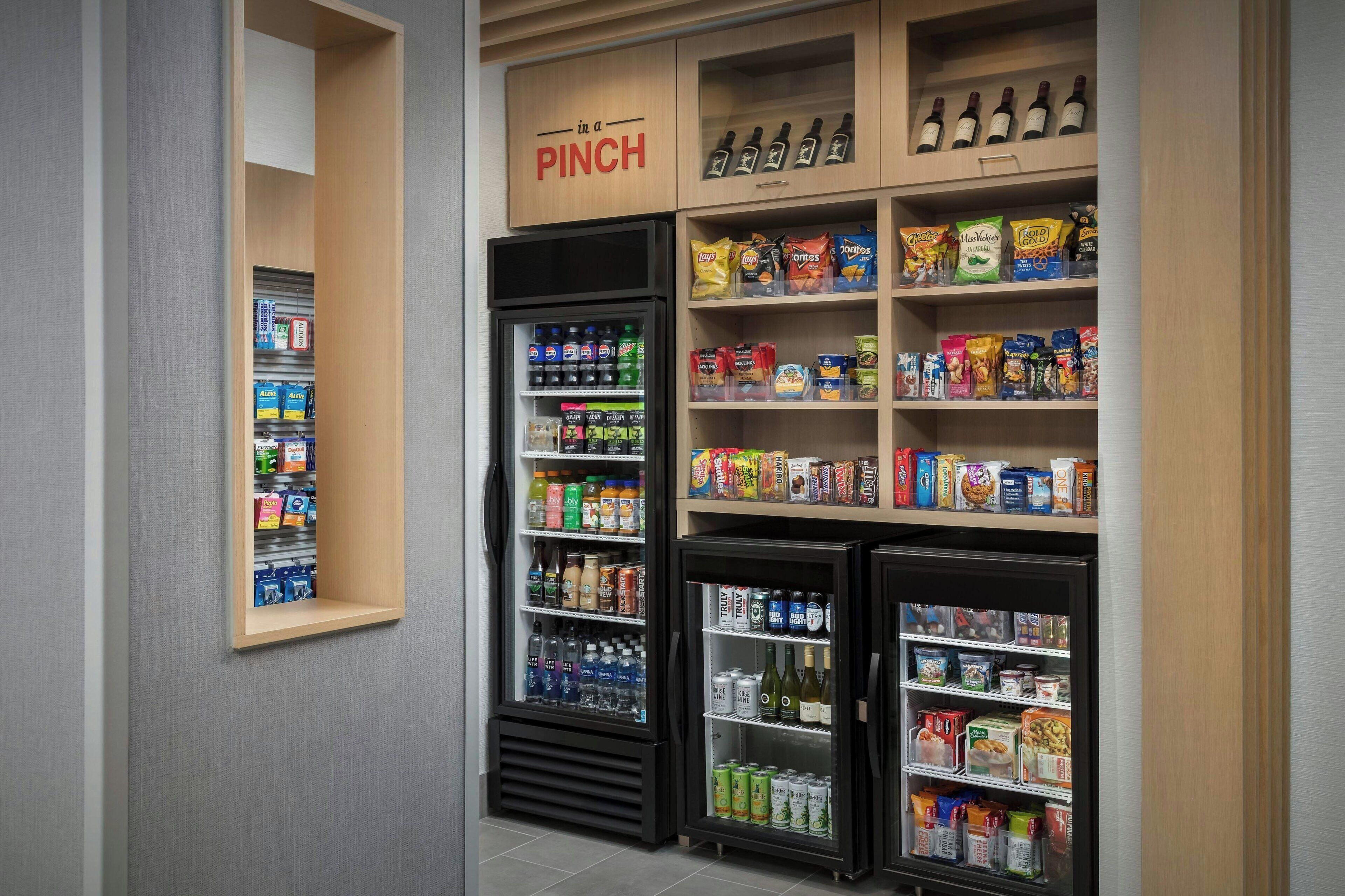 Een automaatgedeelte met snacks en drankjes, met meerdere planken en koelvitrines.