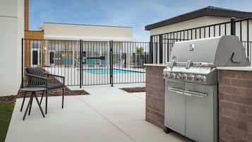 Una piscina al aire libre, sillones reclinables de piscina