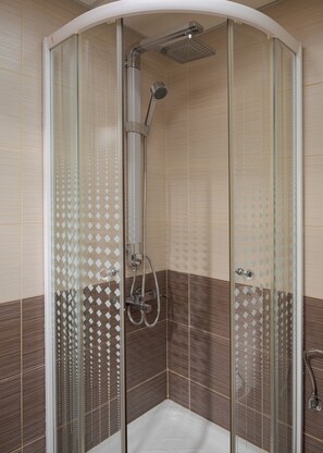 Shower, hair dryer, bidet, towels - Athenian Comfort Apartments (Zografou)