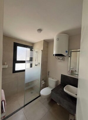 Dusche, Bidet, Handtücher, Seife