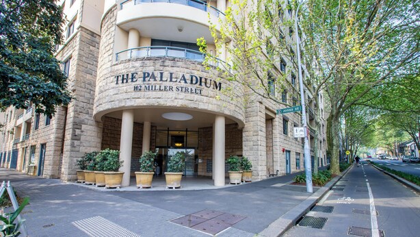Un edificio con un letrero que dice 'The Palladium 102 Miller Street'.