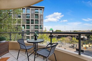 Outdoor dining - Pyrmont Escape - Prime Location, Pool and Parking (Pyrmont)