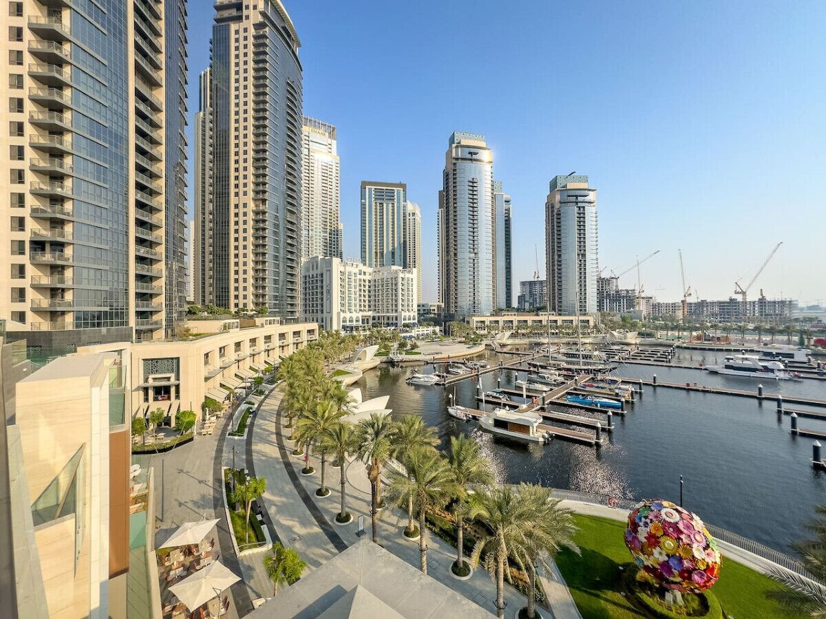 Stunning Views: Enjoy breathtaking marina views and vibrant surroundings from your balcony!Stunning Views: Enjoy breathtaking marina views and vibrant surroundings from your balcony!