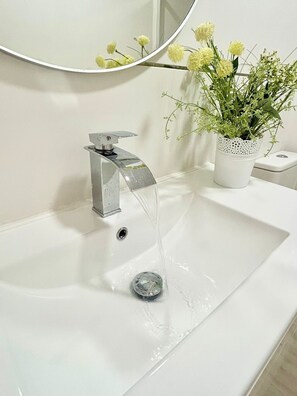 Chuveiro, secador de cabelo, bidê, toalhas de banho