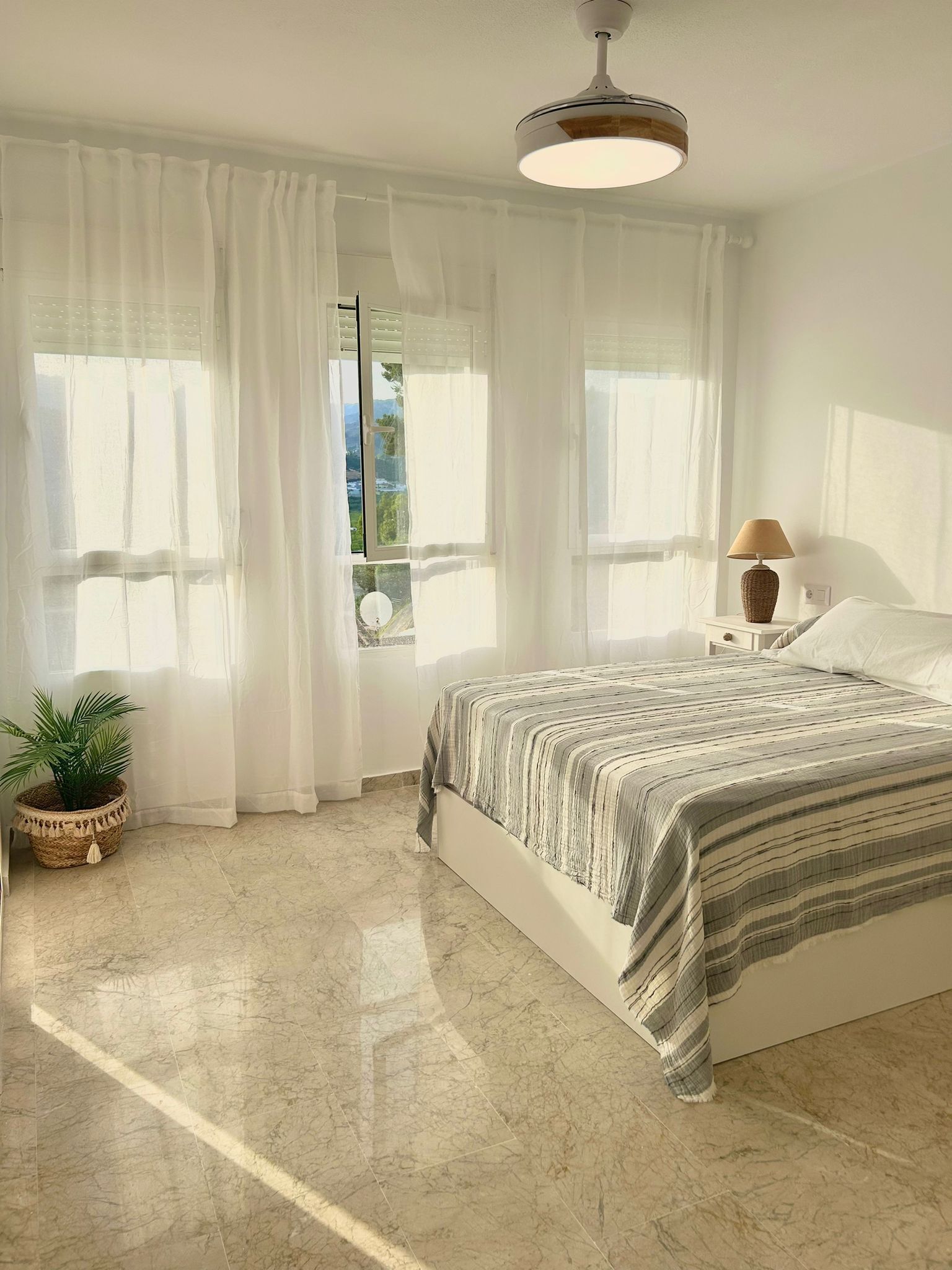 3 slaapkamers, een strijkplank/strijkijzer, reisbedje, gratis wifi