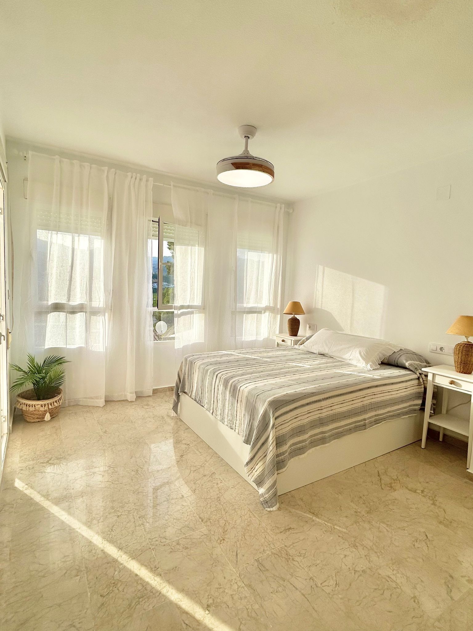 3 slaapkamers, een strijkplank/strijkijzer, reisbedje, gratis wifi