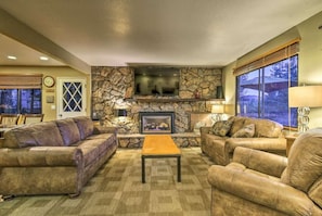 TV, fireplace, books, offices - South Tahoe Grandma’s Family Home Hot Tub & Views (South Lake Tahoe)