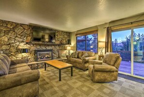 TV, fireplace, books, offices - South Tahoe Grandma’s Family Home Hot Tub & Views (South Lake Tahoe)