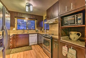 Fridge, microwave, oven, stovetop - South Tahoe Grandma’s Family Home Hot Tub & Views (South Lake Tahoe)