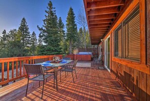 Outdoor dining - South Tahoe Grandma’s Family Home Hot Tub & Views (South Lake Tahoe)