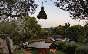 Outdoor dining - Charming Stone House with Pool – 7 Minutes from Porto-Vecchio (Sotta)
