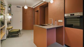 KĂŒhlschrank, Ofen, Herdplatte, Wasserkocher mit Kaffee-/Teezubehör