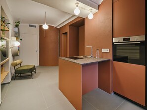 Fridge, oven, stovetop, coffee/tea maker