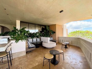 Outdoor dining - 『CASSA ENC0RE』- Lux | Prime 2-BR (Broadbeach)