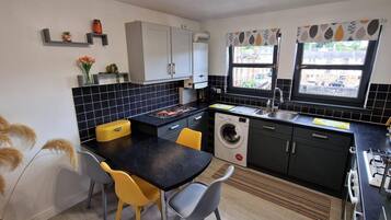 Apartemen | Dapur pribadi | Lemari es, microwave, oven, dan kompor