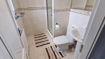 Bañera con ducha, bañera profunda, toallas