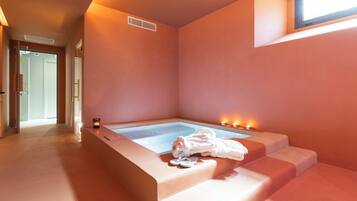 Sauna, hot tub, steam room