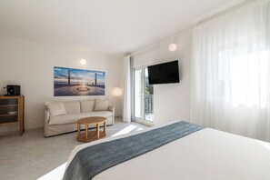 Leilighet – exclusive, balkong, delvis sjøutsikt | Oppholdsområde | Smart-TV