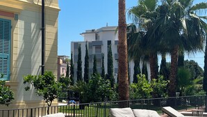 Un área junto a la piscina con sillones de descanso.
