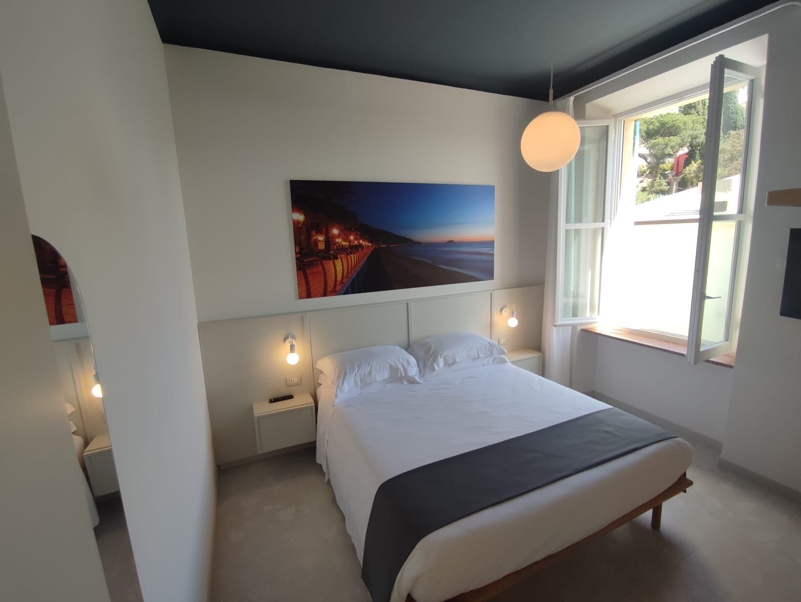 Leilighet – deluxe, ikke-røyk, delvis sjøutsikt | Safe på rommet, blendingsgardiner, lydisolert og strykejern/-brett