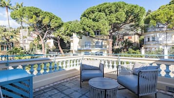 Estudio, balcón, vista al jardín | Terraza o patio