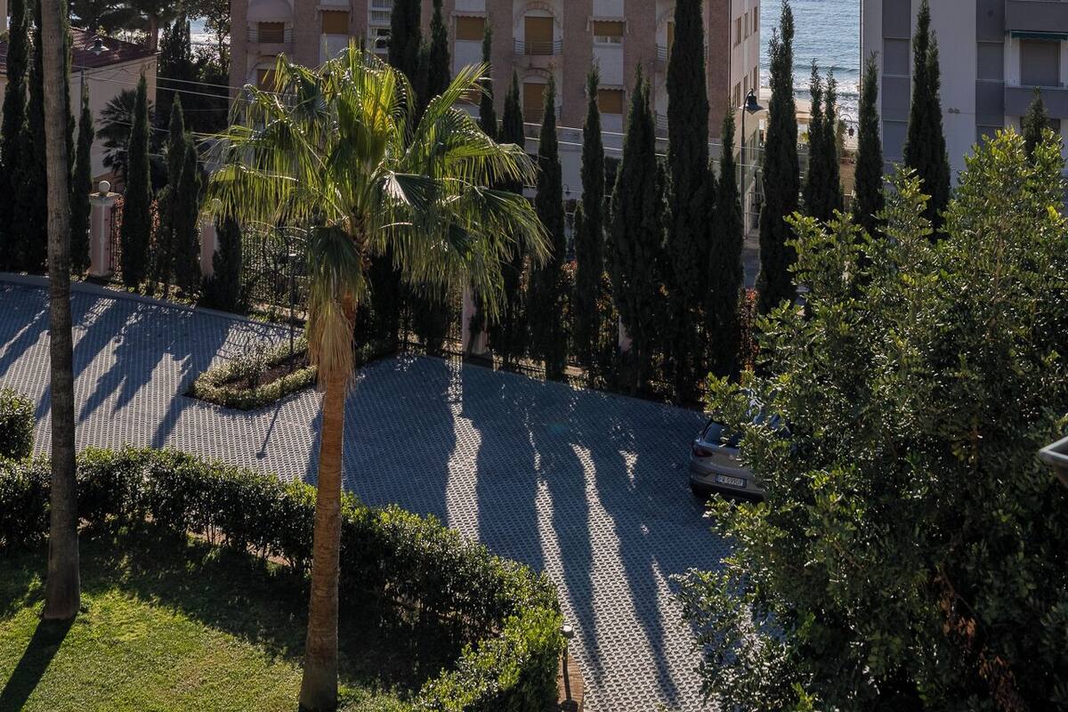 Un edificio de varios pisos con balcones que dan a una masa de agua.
