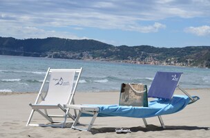 Playa privada y arena blanca