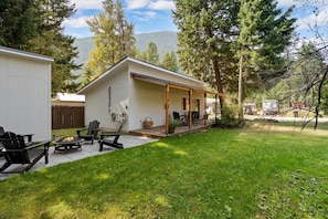 Terrace/patio - Hidden Gem Super Cute 2-bedroom cabin with WiFi, AC, Fire pit in Hungry Horse (Hungry Horse)