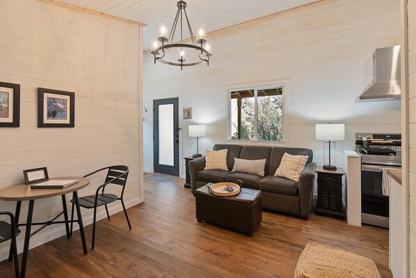 Smart TV, fireplace - Hidden Gem Super Cute 2-bedroom cabin with WiFi, AC, Fire pit in Hungry Horse (Hungry Horse)