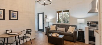 Hidden Gem Super Cute 2-bedroom cabin with WiFi, AC, Fire pit in Hungry Horse