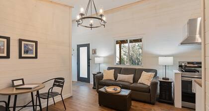 Hidden Gem Super Cute 2-bedroom cabin with WiFi, AC, Fire pit in Hungry Horse