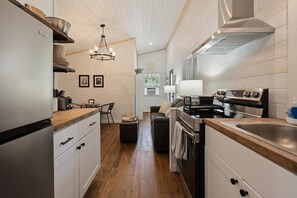 Fridge, microwave, oven, stovetop - Hidden Gem Super Cute 2-bedroom cabin with WiFi, AC, Fire pit in Hungry Horse (Hungry Horse)