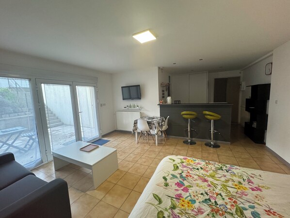 1 chambre, fer et planche à repasser, Wi-Fi, draps fournis