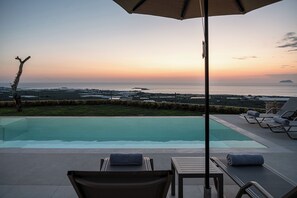 Seasonal outdoor pool, pool umbrellas, pool loungers - GG Villas (Kissamos)