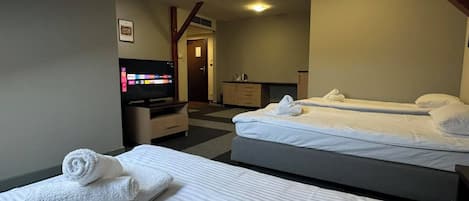 Triple Room | Desk, laptop workspace, free WiFi