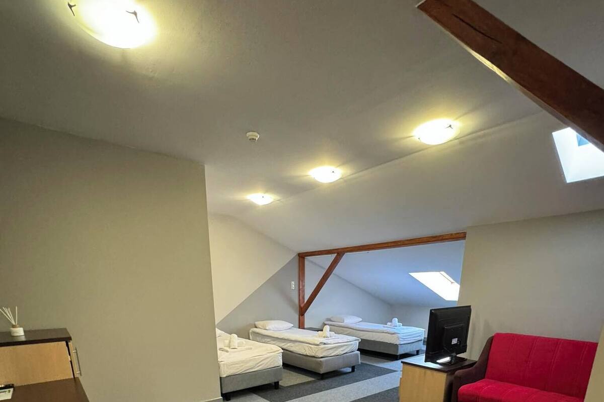 Triple Room | Desk, laptop workspace, WiFi (free)