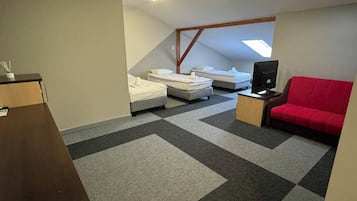 Triple Room | Desk, laptop workspace, free WiFi