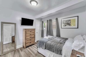 3 soverom, skrivebord, strykejern/-brett og reiseseng for barn