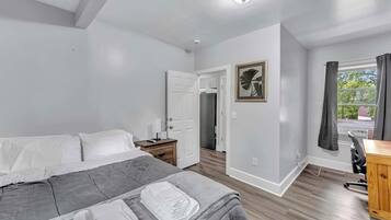 3 bedrooms, desk, iron/ironing board, travel crib