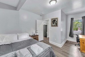 3 Schlafzimmer, Schreibtisch, Bügeleisen/Bügelbrett, Reisekinderbett