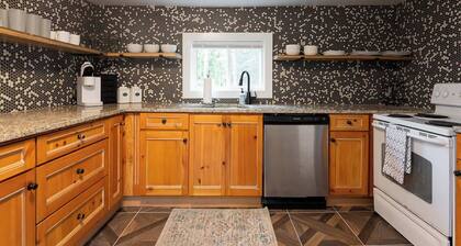 Cozy and Chic 2B Cottage Mins From Downtown