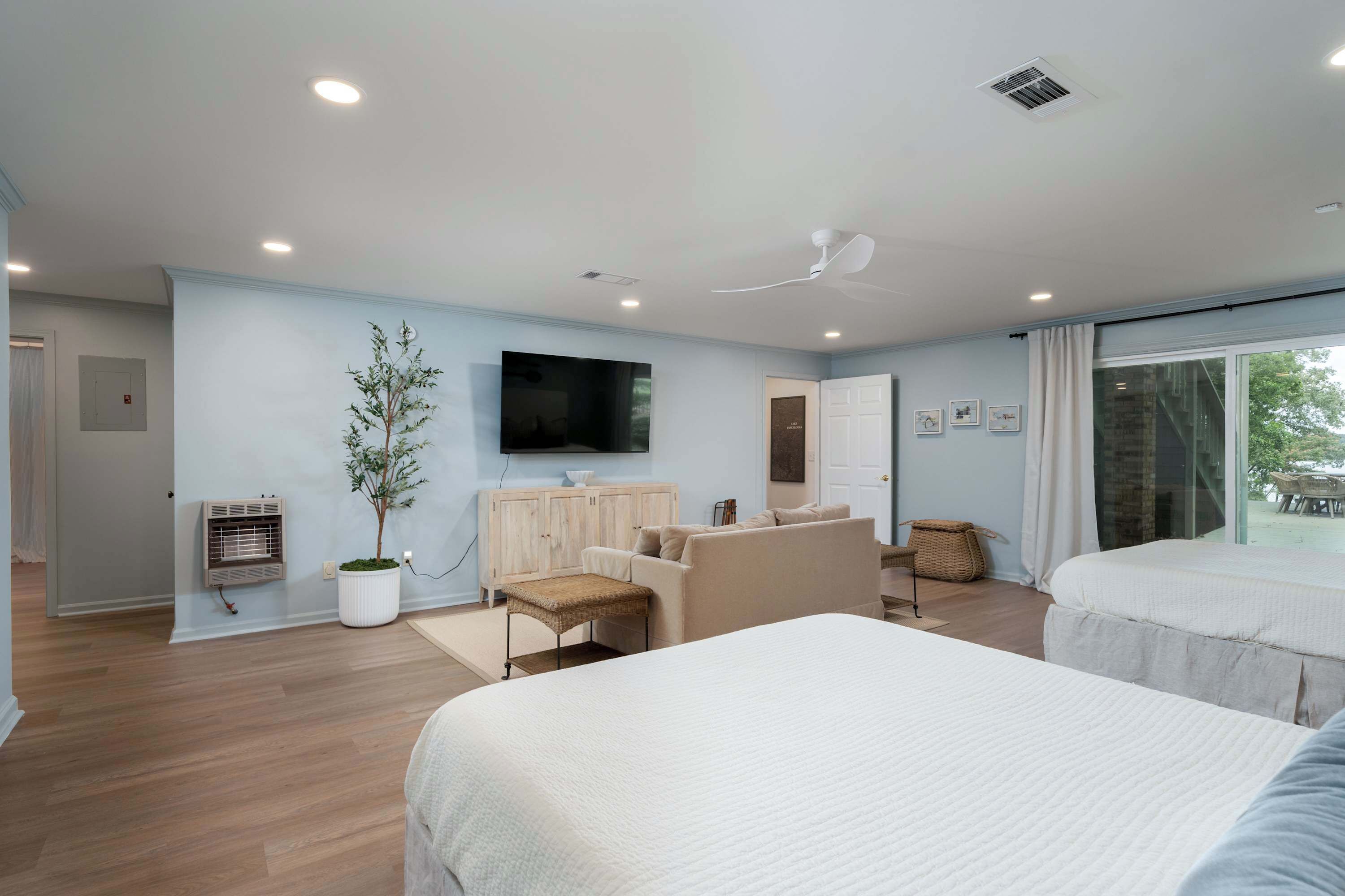 3 bedrooms, iron/ironing board, WiFi, bed sheets