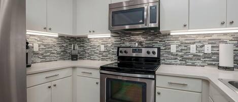 Kühlschrank, Mikrowelle, Ofen, Herdplatte