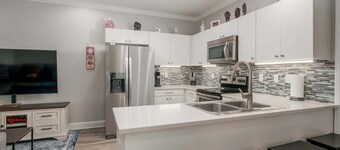 Kickoff Condo- Prime Location- Walk to UA/Strip