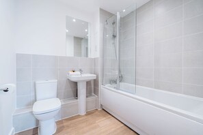 Standard apartman, erkély | Fürdőszoba | Külön fürdőkád, illetve zuhanyzó, hajszárító és törölközők